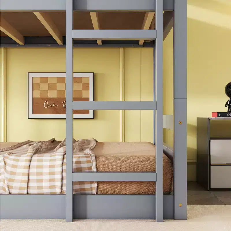 Letto a castello triplo e doppio Whisen in legno di gomma, smontabile, con due scale integrate e sponde di sicurezza