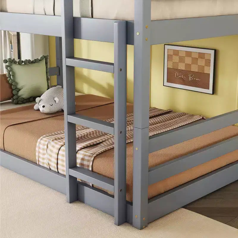 Letto a castello triplo e doppio Whisen in legno di gomma, smontabile, con due scale integrate e sponde di sicurezza