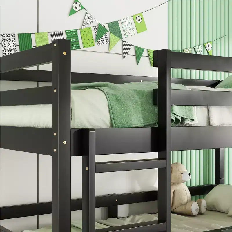 Letto a castello triplo e doppio Whisen in legno di gomma, smontabile, con due scale integrate e sponde di sicurezza