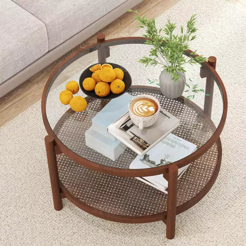 Tavolino da caffè rotondo Costway in legno da 31" con ripiano in rattan fatto a mano e piano in vetro temperato