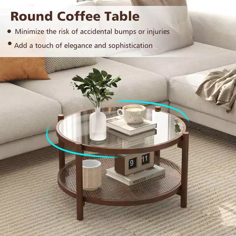 Tavolino da caffè rotondo Costway in legno da 31" con ripiano in rattan fatto a mano e piano in vetro temperato