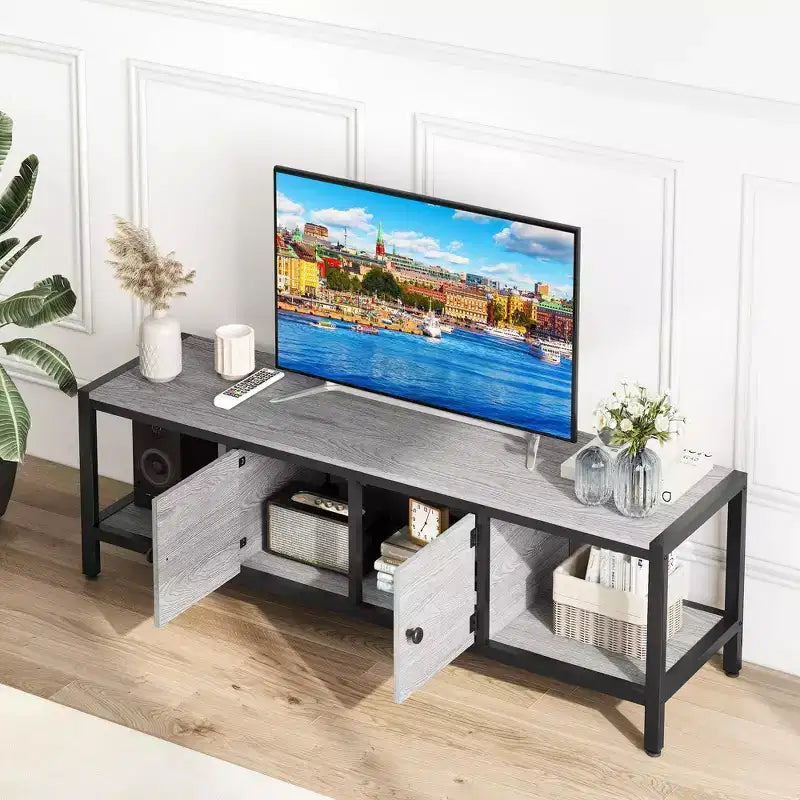 Mobile TV rustico Whizmax 65 per TV fino a 75 pollici, Centro di intrattenimento con contenitore, 2 ante e gambe regolabili, Ripiani aperti per soggiorno