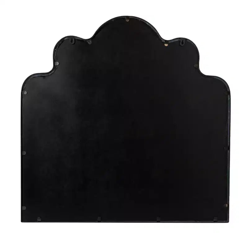 Specchio da parete Storied Home con cornice in metallo dorato, ad arco smerlato ondulato