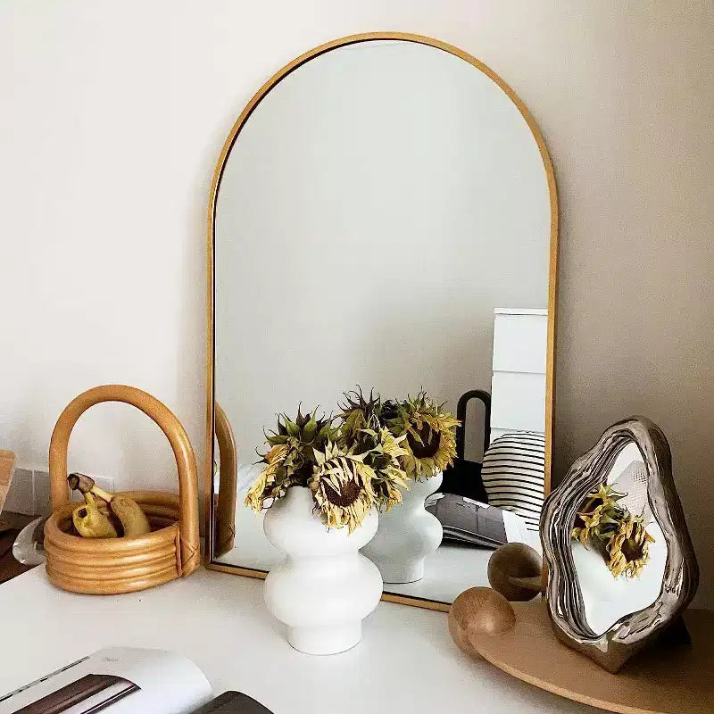 Specchio da parete ad arco dorato per bagno con cornice in metallo