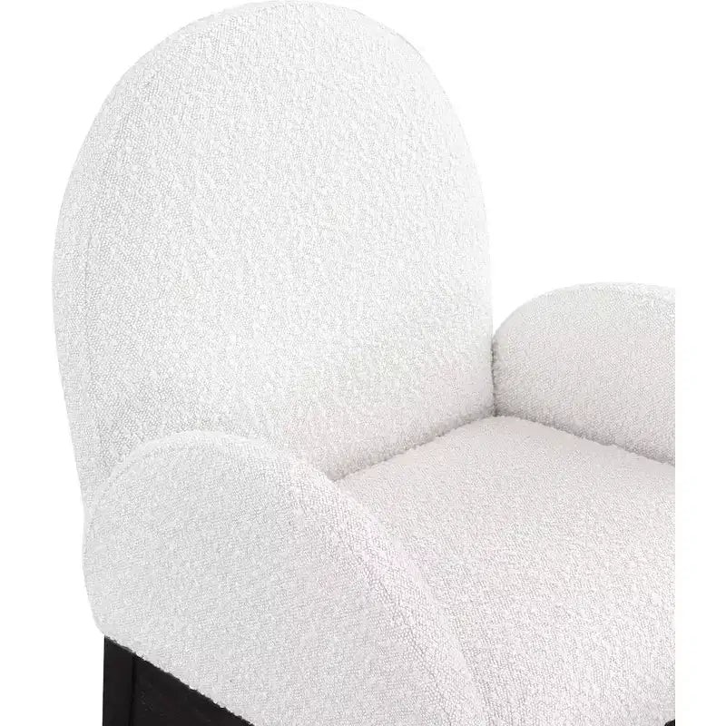 Meridian Furniture, Sedia da pranzo Waldorf in tessuto Bouclé