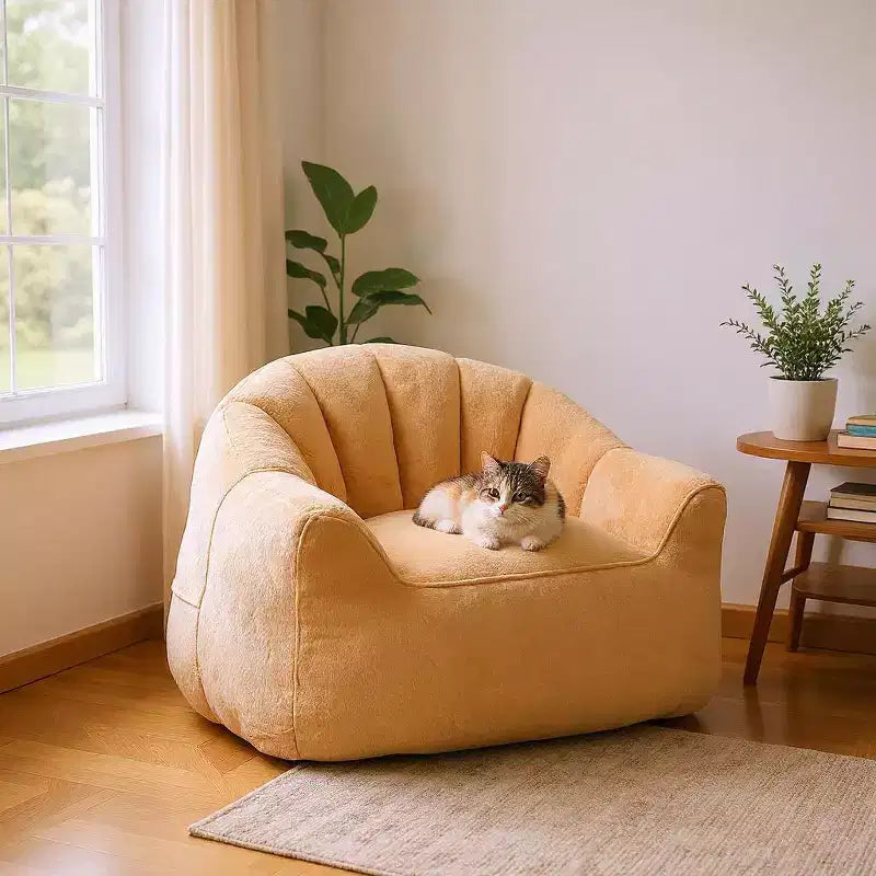 Poltrona Homy Casa con base completamente rivestita, morbido tessuto effetto pelliccia, beige champagne