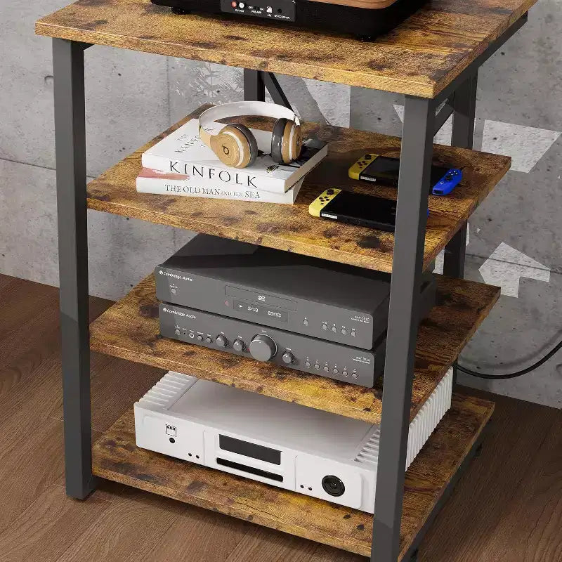 Acekool Mobile TV a 4 Ripiani con Presa di Corrente, Scaffali Regolabili per TV, Console di Gioco, Impianti Stereo e Lettori DVD