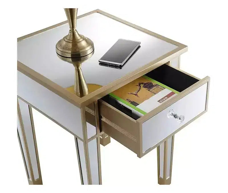 Tavolino finale HomeStock Belmont con specchio, cassetto e pomello in finto cristallo, elegante tavolino d'accento con base in legno di abete e vano contenitore a scomparsa