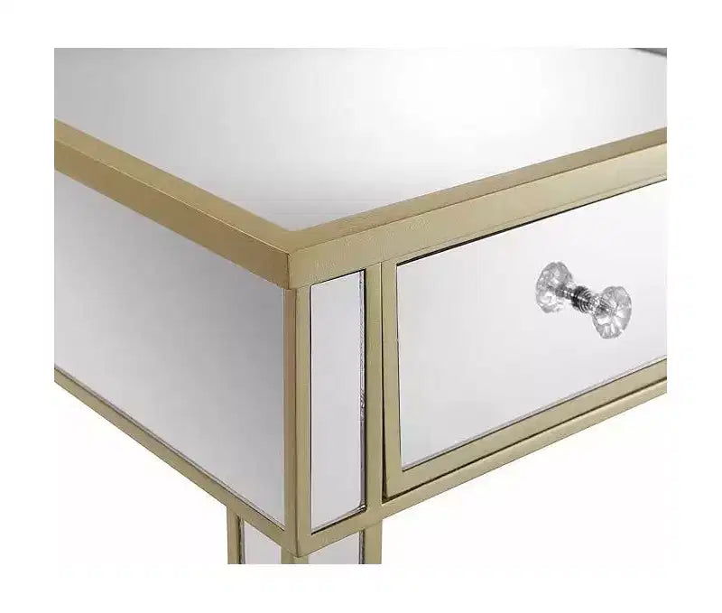 Tavolino finale HomeStock Belmont con specchio, cassetto e pomello in finto cristallo, elegante tavolino d'accento con base in legno di abete e vano contenitore a scomparsa