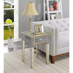 Tavolino finale HomeStock Belmont con specchio, cassetto e pomello in finto cristallo, elegante tavolino d'accento con base in legno di abete e vano contenitore a scomparsa