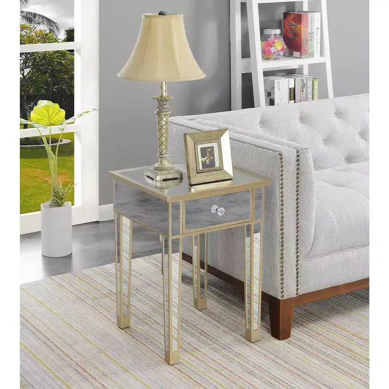 Tavolino finale HomeStock Belmont con specchio, cassetto e pomello in finto cristallo, elegante tavolino d'accento con base in legno di abete e vano contenitore a scomparsa