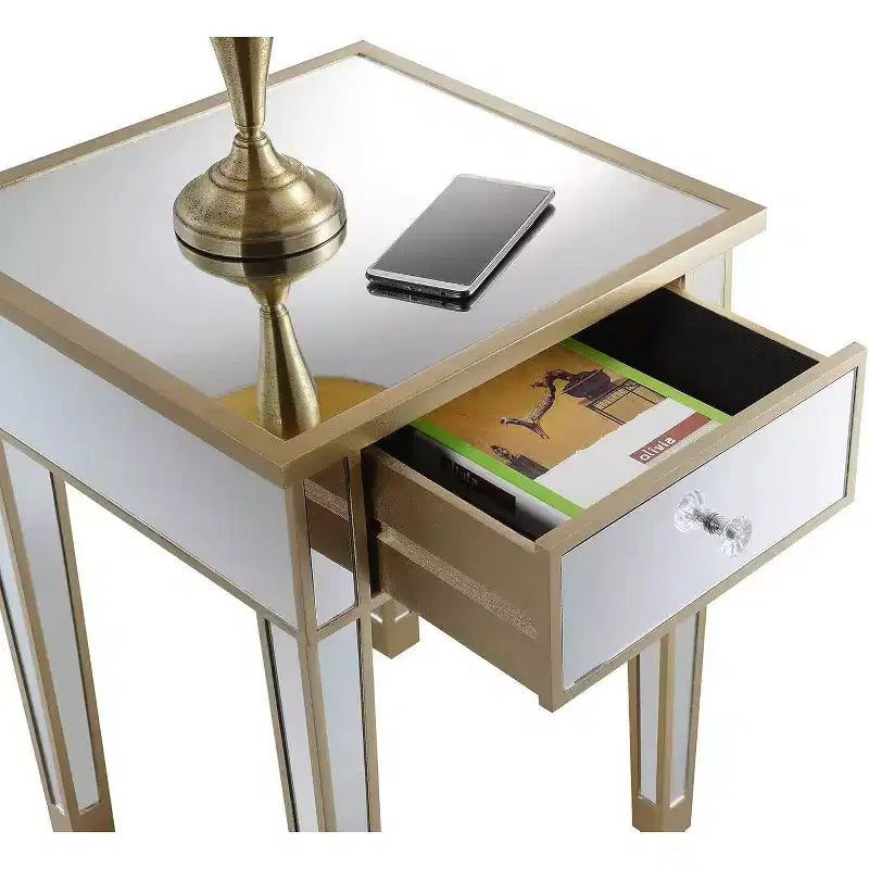Tavolino finale HomeStock Belmont con specchio, cassetto e pomello in finto cristallo, elegante tavolino d'accento con base in legno di abete e vano contenitore a scomparsa