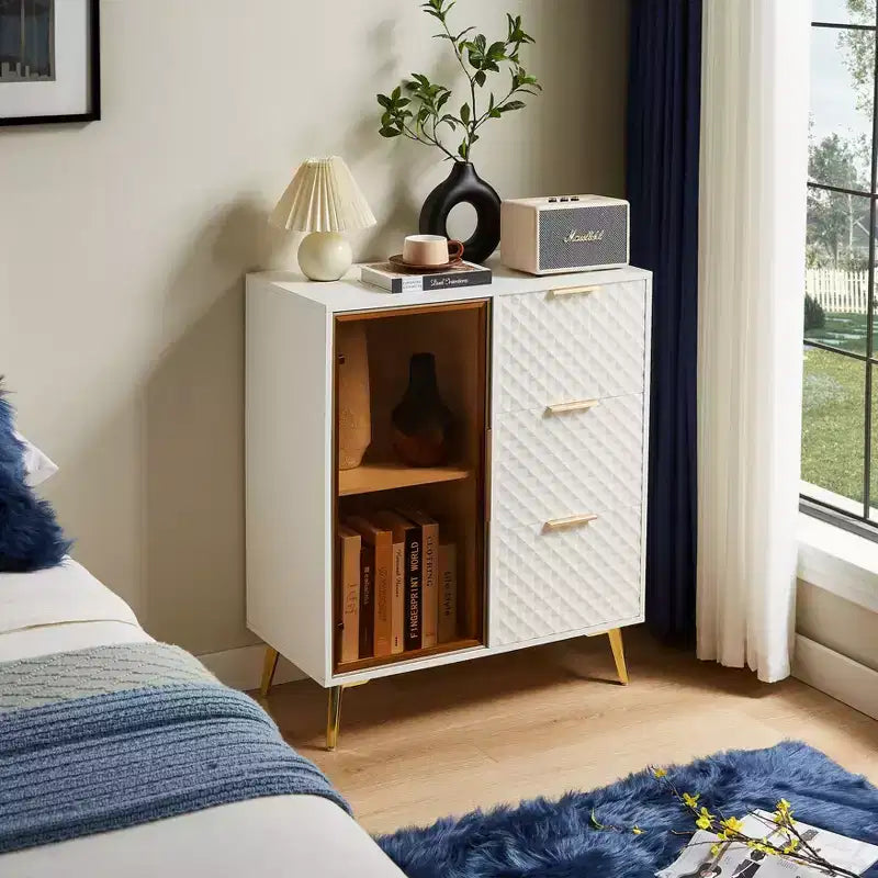Mobile contenitore Okak Modern Carved con anta in vetro temperato, mobile laterale con piedini in metallo regolabili, mobile credenza per soggiorno