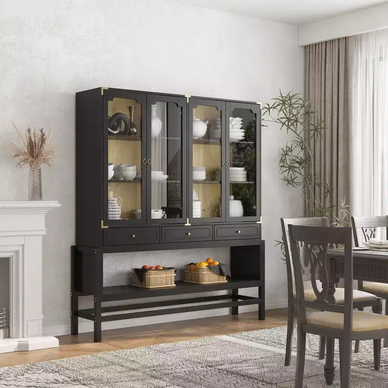 Credenza da cucina Famapy con ante in vetro, ripiani regolabili e dettagli dorati: perfetta per esporre stoviglie, vasellame e decorazioni per la cucina