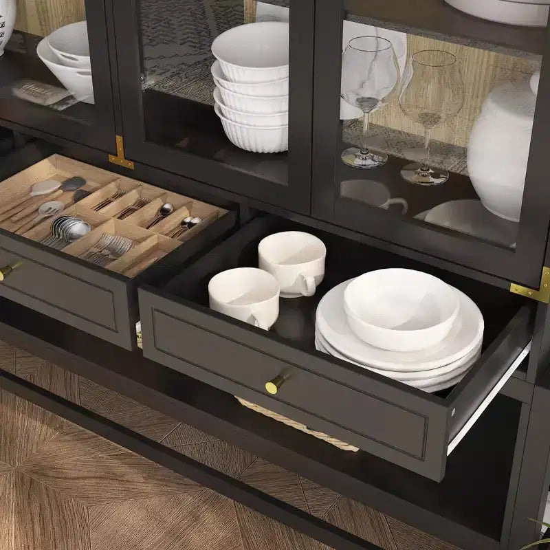 Credenza da cucina Famapy con ante in vetro, ripiani regolabili e dettagli dorati: perfetta per esporre stoviglie, vasellame e decorazioni per la cucina