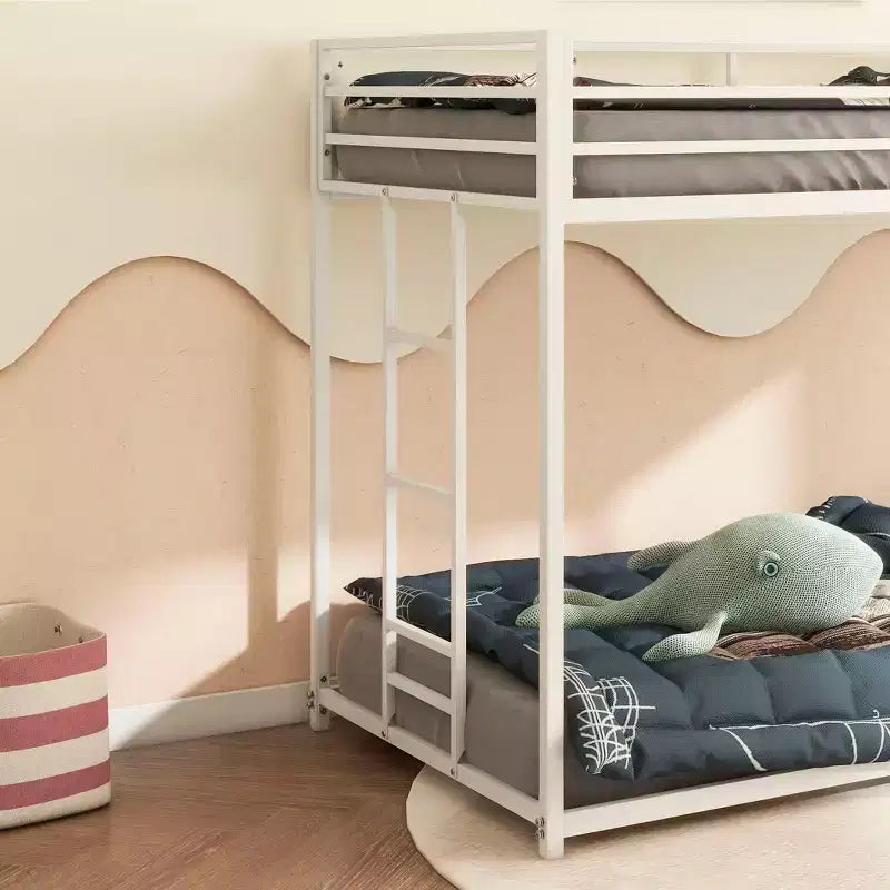 Okak 76.69IN Letti a castello per bambini in metallo, Letti a castello a basso profilo con scala e ringhiere di protezione, Strutture letto per camera da letto, Bianco