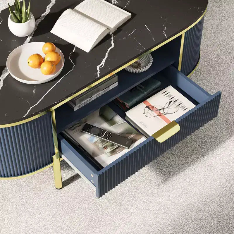 Tavolino da caffè moderno scanalato, tavolino ovale da 48 pollici con cassetti, piano in finto marmo, finiture in metallo, tavolino da centro in rovere naturale per soggiorno
