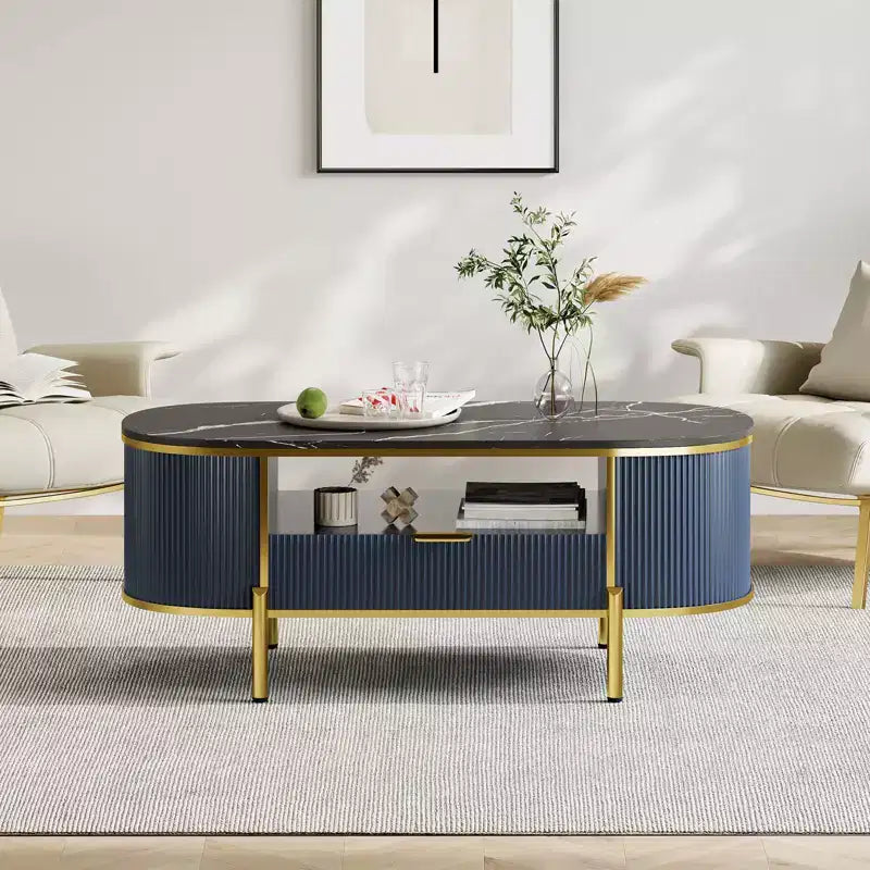Tavolino da caffè moderno scanalato, tavolino ovale da 48 pollici con cassetti, piano in finto marmo, finiture in metallo, tavolino da centro in rovere naturale per soggiorno
