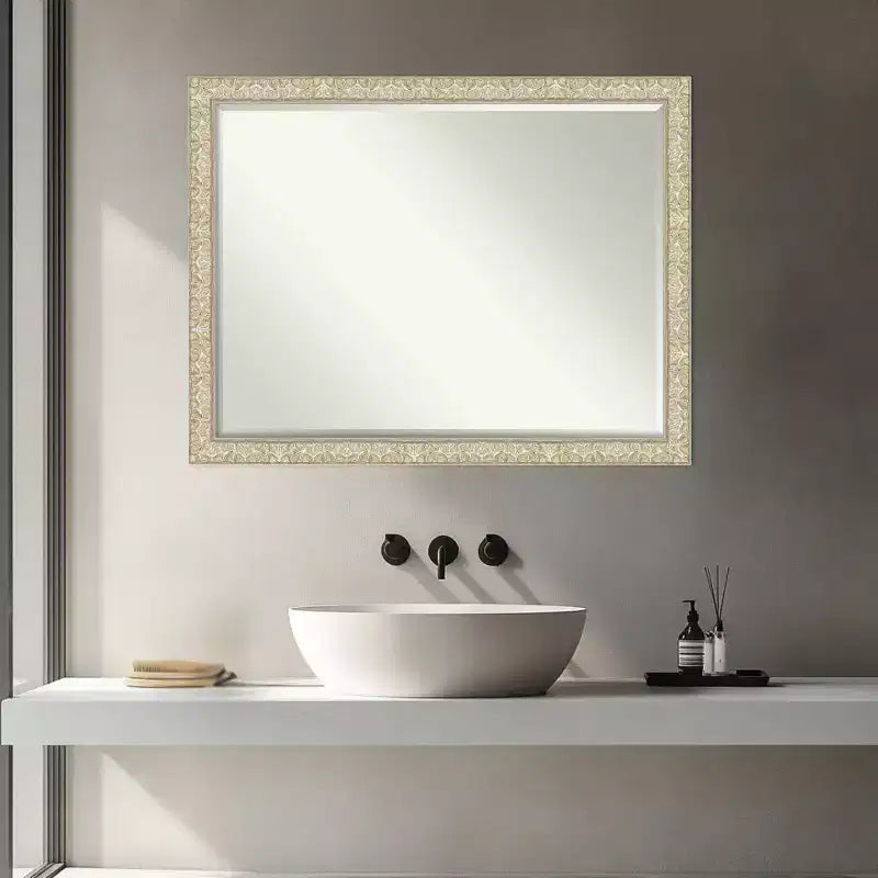 Specchio da parete per bagno Amanti Art Lila, con cornice in legno smussata da mezzo pollice