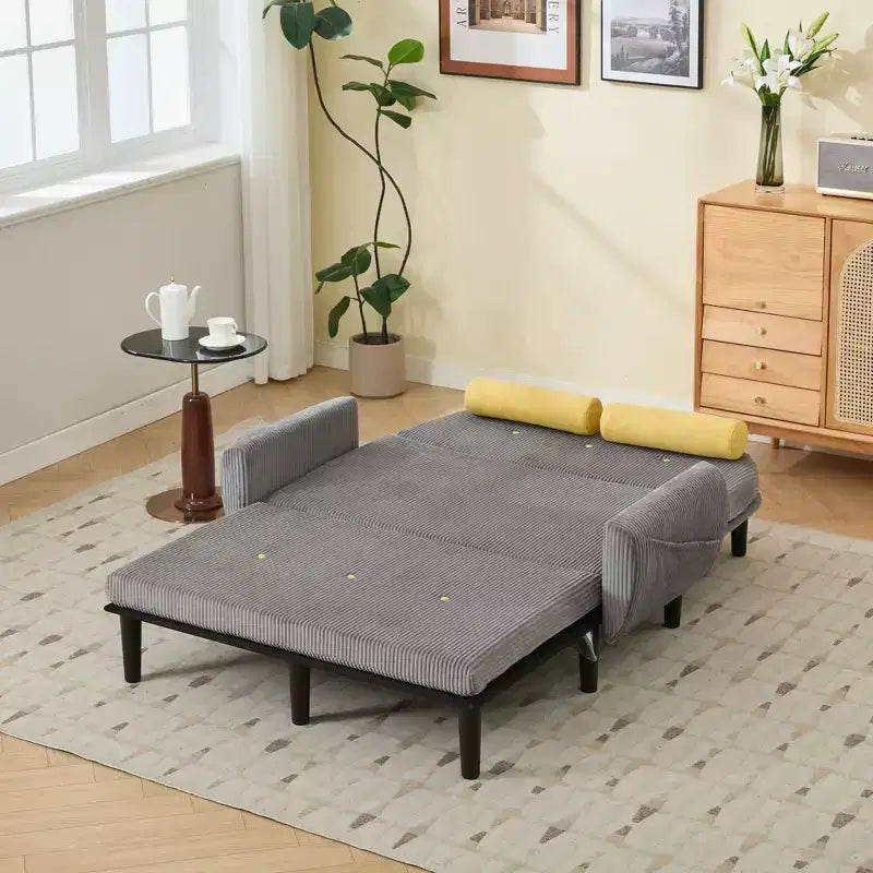 Divano Letto Convertibile Piccolo Moderno Okak con Tasche Laterali e Porta USB, Comodo Divano a Due Posti per Soggiorno, Appartamento