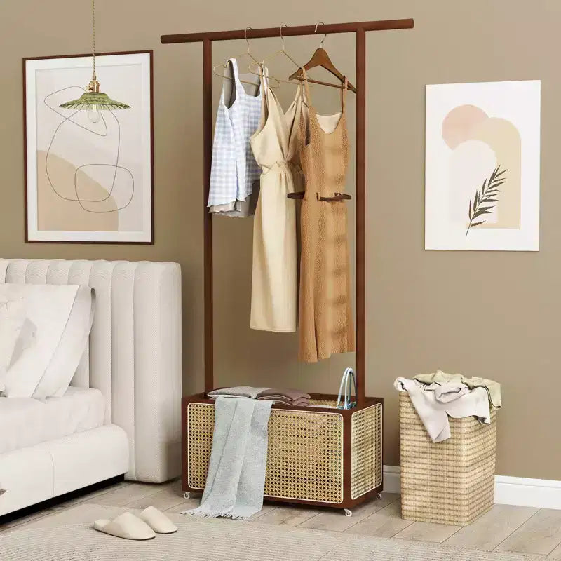 Costway Appendiabiti in Bambù con Cesto Portaoggetti in Rattan e Ruote, Appendiabiti Mobile Marrone/Beige