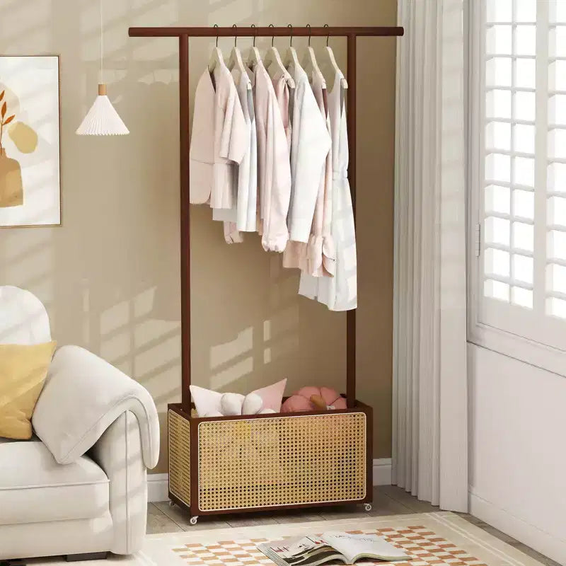 Costway Appendiabiti in Bambù con Cesto Portaoggetti in Rattan e Ruote, Appendiabiti Mobile Marrone/Beige