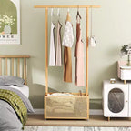 Costway Appendiabiti in Bambù con Cesto Portaoggetti in Rattan e Ruote, Appendiabiti Mobile Marrone/Beige
