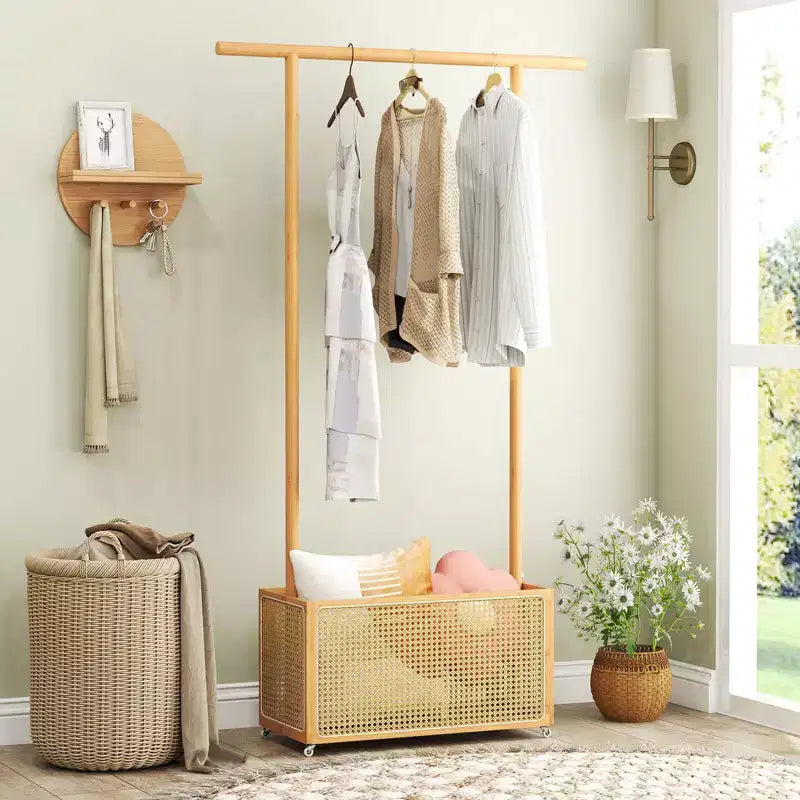Costway Appendiabiti in Bambù con Cesto Portaoggetti in Rattan e Ruote, Appendiabiti Mobile Marrone/Beige