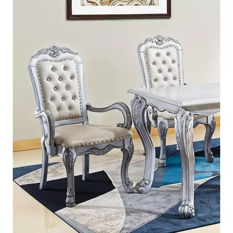 HomeRoots Set di due sedie da pranzo con braccioli in legno e ecopelle trapuntata bianca