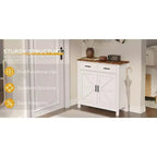 Una credenza da cucina in stile rustico moderno con due cassetti e due ante per riporre gli oggetti; può anche fungere da mobile bar indipendente.