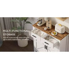 Una credenza da cucina in stile rustico moderno con due cassetti e due ante per riporre gli oggetti; può anche fungere da mobile bar indipendente.