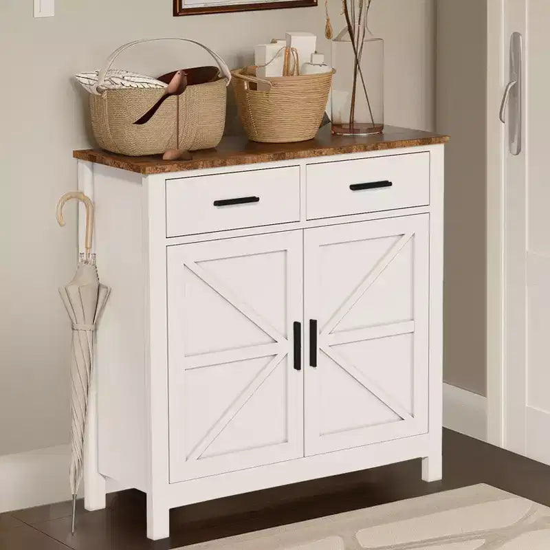 Una credenza da cucina in stile rustico moderno con due cassetti e due ante per riporre gli oggetti; può anche fungere da mobile bar indipendente.