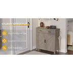 Una credenza da cucina in stile rustico moderno con due cassetti e due ante per riporre gli oggetti; può anche fungere da mobile bar indipendente.