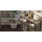 Una credenza da cucina in stile rustico moderno con due cassetti e due ante per riporre gli oggetti; può anche fungere da mobile bar indipendente.
