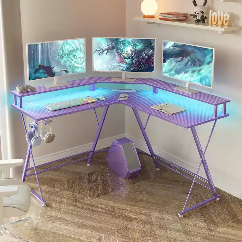 Scrivania a L Greenstell 128 cm – Superficie in fibra di carbonio con luce LED e prese di corrente, tavolo da gaming con supporto per monitor e gancio per cuffie