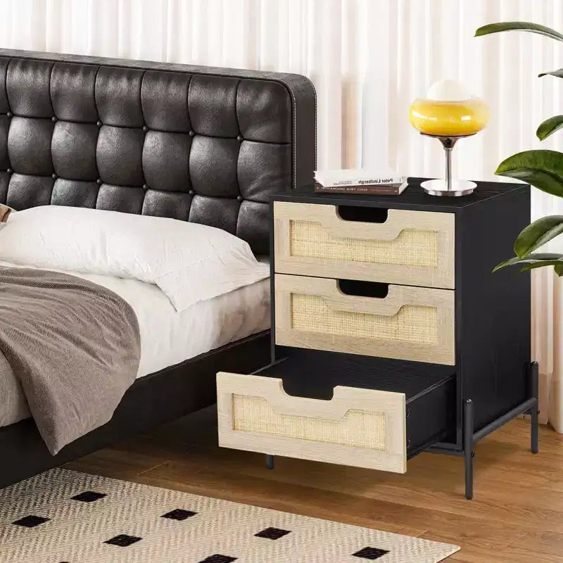 Comodino intrecciato GustoWave con gambe in ferro, comodino decorativo a tre cassetti per camera da letto/salotto