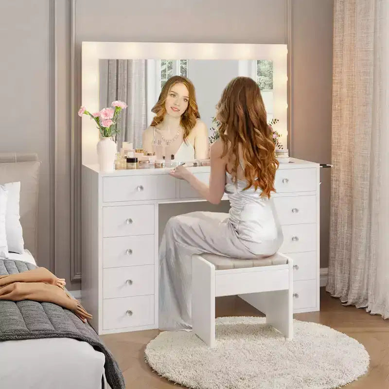 Toeletta con presa di corrente, vanity da 11 cassetti con specchio e 12 luci LED, adatta per camere da letto