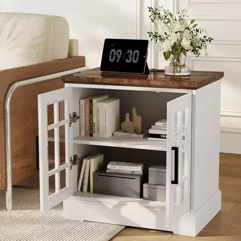 Comodino Moderno Bianco in MDF con Stazione di Ricarica, Anta in Vetro Regolabile e Spazio Contenitivo, Tavolino Compatto e Funzionale per la Camera da Letto