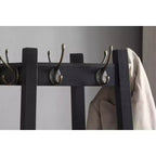 Appendiabiti autoportante Okak con struttura in legno, attaccapanni con ripiani portaoggetti a 3 livelli e finitura argentata, appendiabiti per camera da letto, soggiorno, nero