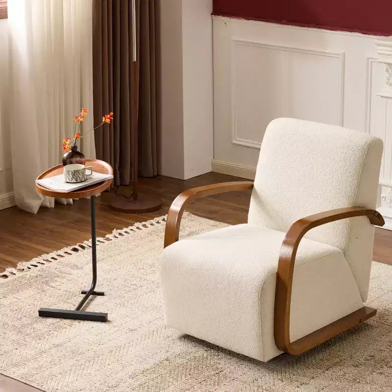 Poltrona girevole a 360° Zeus & Ruta in tessuto crema stile Mid-Century Modern con braccioli curvi in legno massello