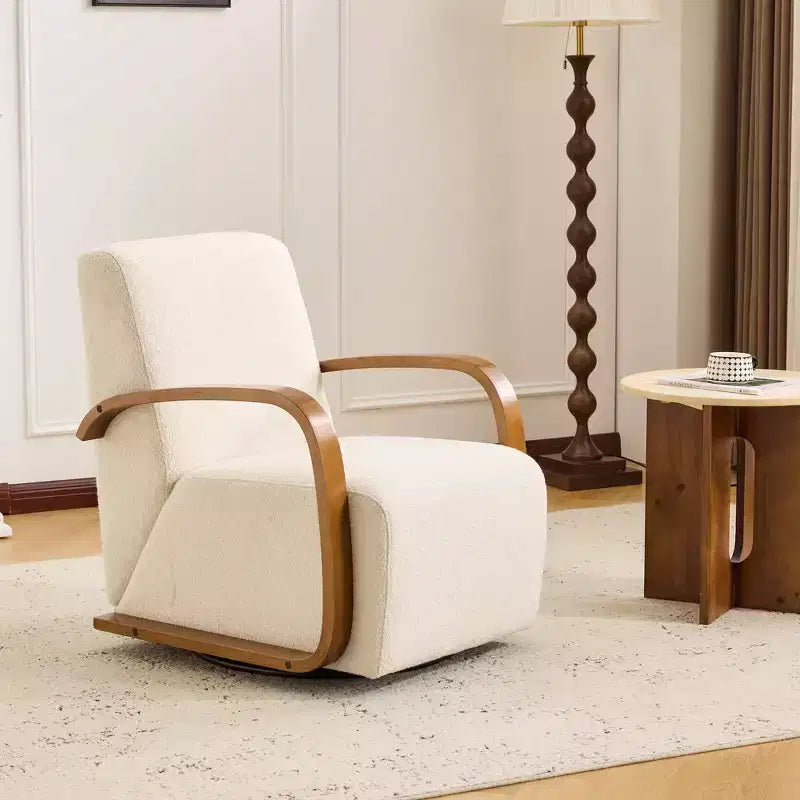 Poltrona girevole a 360° Zeus & Ruta in tessuto crema stile Mid-Century Modern con braccioli curvi in legno massello