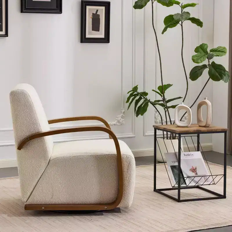 Poltrona girevole a 360° Zeus & Ruta in tessuto crema stile Mid-Century Modern con braccioli curvi in legno massello