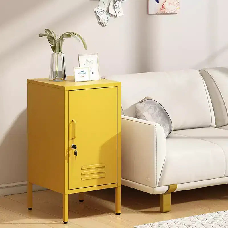 Tavolino Comodino in Metallo con Ante, Tavolino Laterale Moderno Minimalista con 2 Ripiani Regolabili, Design Antiribaltamento, Armadietto Multiuso per Soggiorno Camera da Letto
