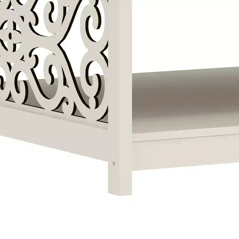 Tavolino da caffè quadrato Galano con pannelli decorativi intagliati e ripiano inferiore 34,9 L x 34,9 P x 17,1 A