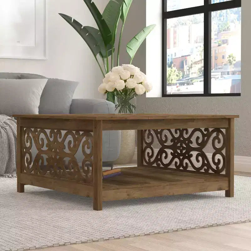Tavolino da caffè quadrato Galano con pannelli decorativi intagliati e ripiano inferiore 34,9 L x 34,9 P x 17,1 A