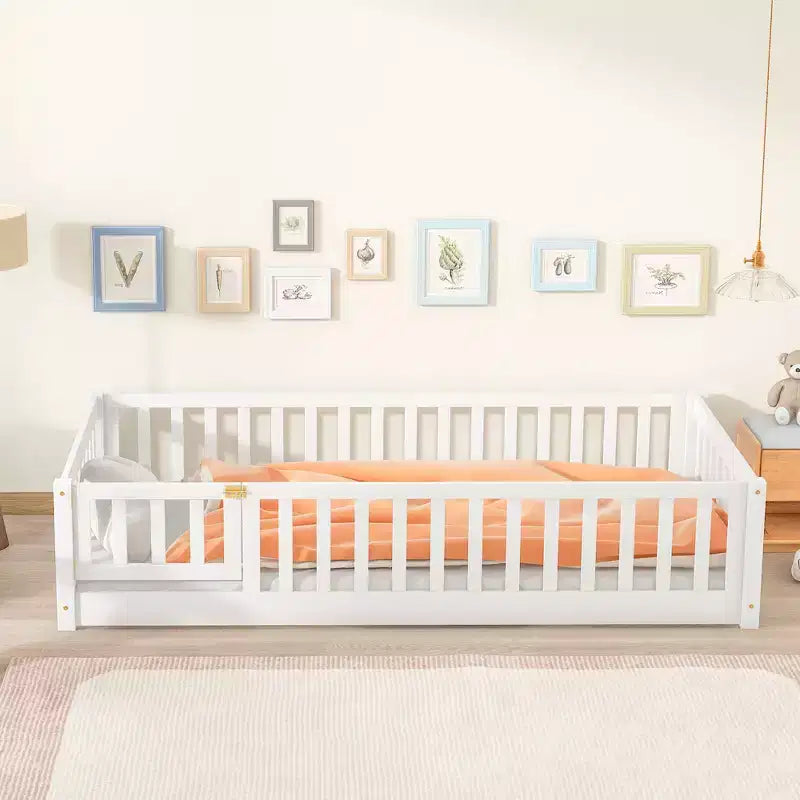 TUYOHW Letto a Pavimento per Bambini, Misura Matrimoniale, in Legno Moderno Stile Montessori, con Spondine di Sicurezza e Porta, per Camera da Letto