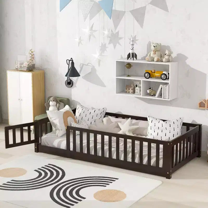 TUYOHW Letto a Pavimento per Bambini, Misura Matrimoniale, in Legno Moderno Stile Montessori, con Spondine di Sicurezza e Porta, per Camera da Letto