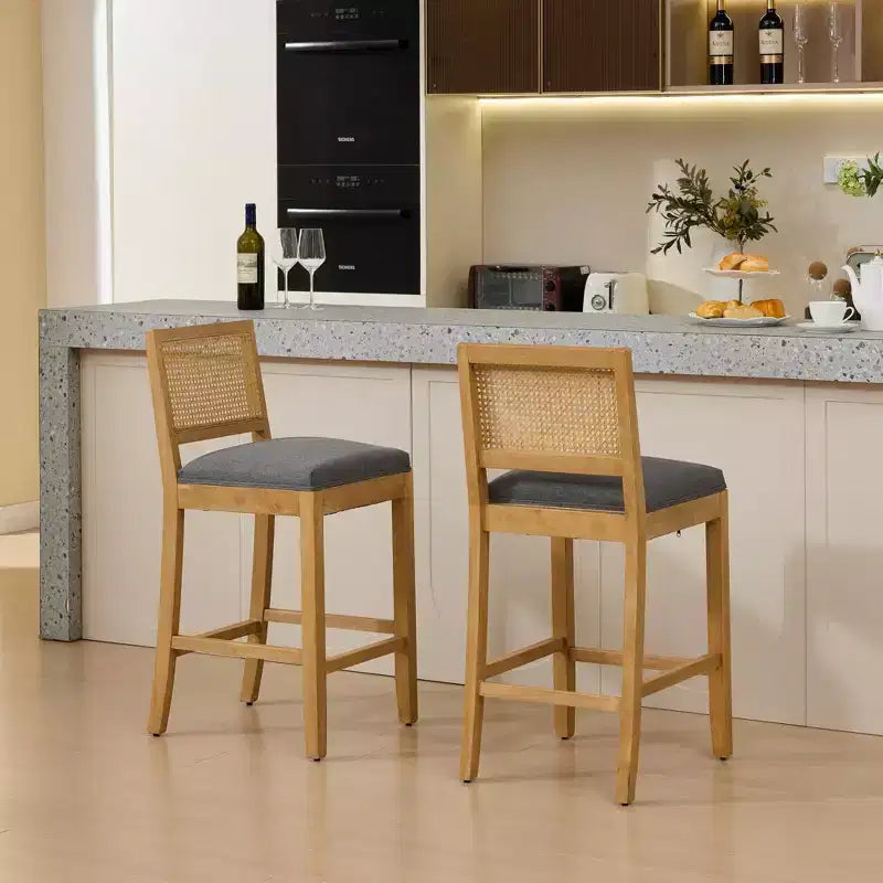 TUYOHW Set di 2 sgabelli da bar in legno massello ad altezza bancone, sedie da bar con schienale scavato effetto rattan e cuscino in lino, sedie da cucina per sala da pranzo, bar