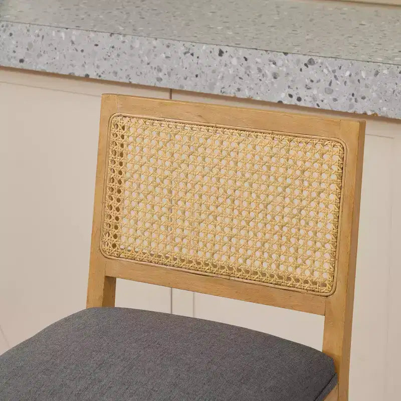 TUYOHW Set di 2 sgabelli da bar in legno massello ad altezza bancone, sedie da bar con schienale scavato effetto rattan e cuscino in lino, sedie da cucina per sala da pranzo, bar