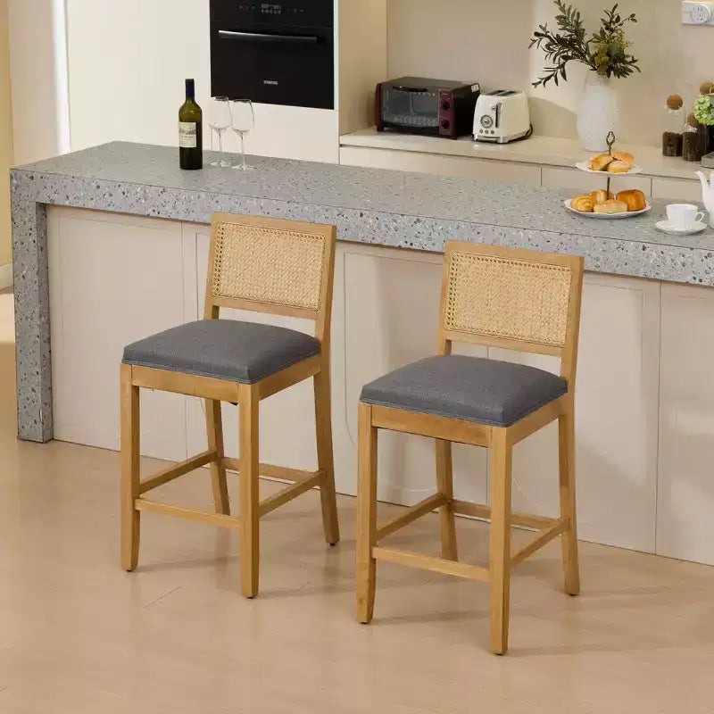 TUYOHW Set di 2 sgabelli da bar in legno massello ad altezza bancone, sedie da bar con schienale scavato effetto rattan e cuscino in lino, sedie da cucina per sala da pranzo, bar